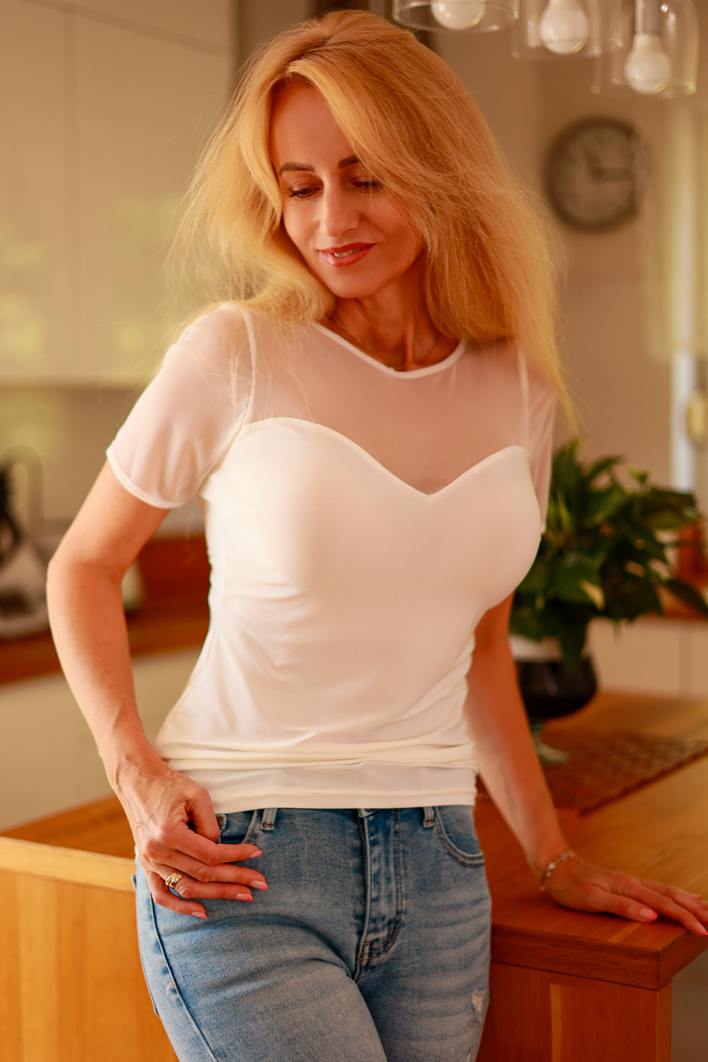 بلوزة نسائية بولياميد وإيلاستين لمرونة مريحة ودانتيل أنيق وتفاصيل شبكية شفافة ناعمة من Mirale – موديل 214215