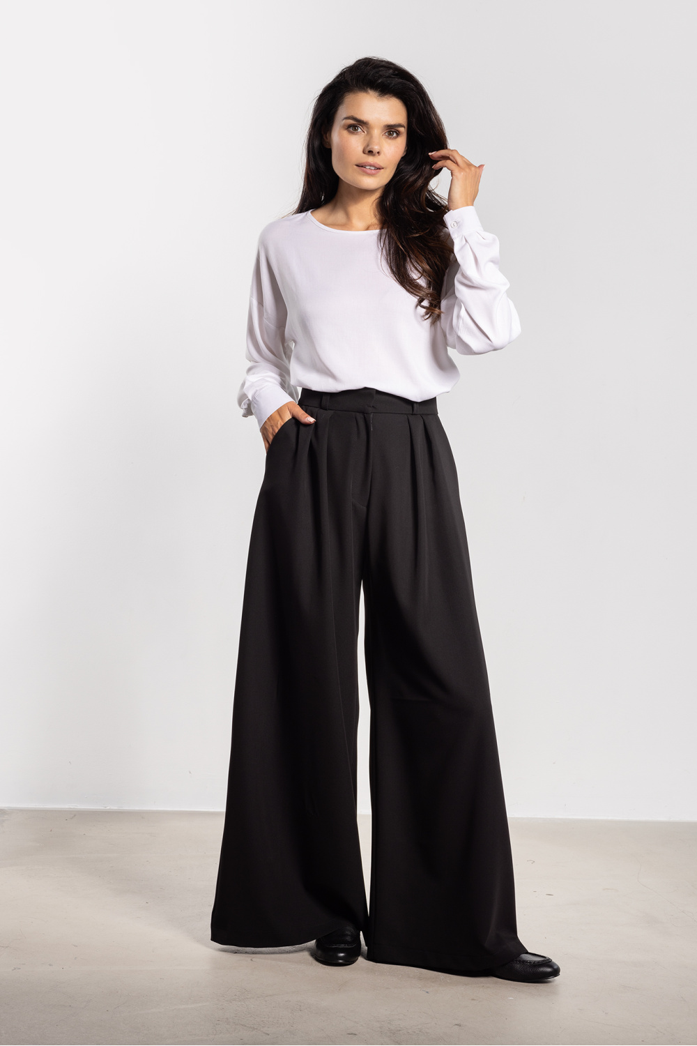 Women trousers model 218989 awama
